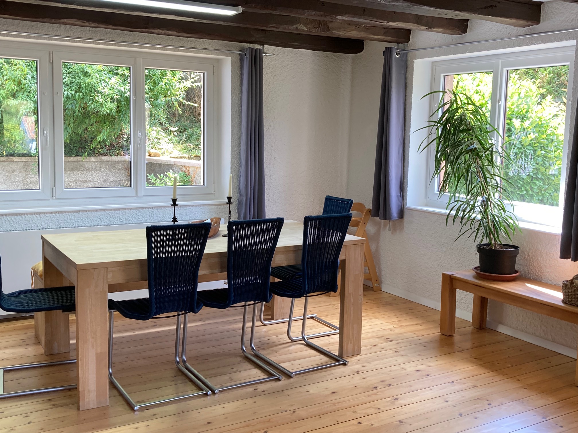 Villa Alsace – Esszimmer mit Stühlen